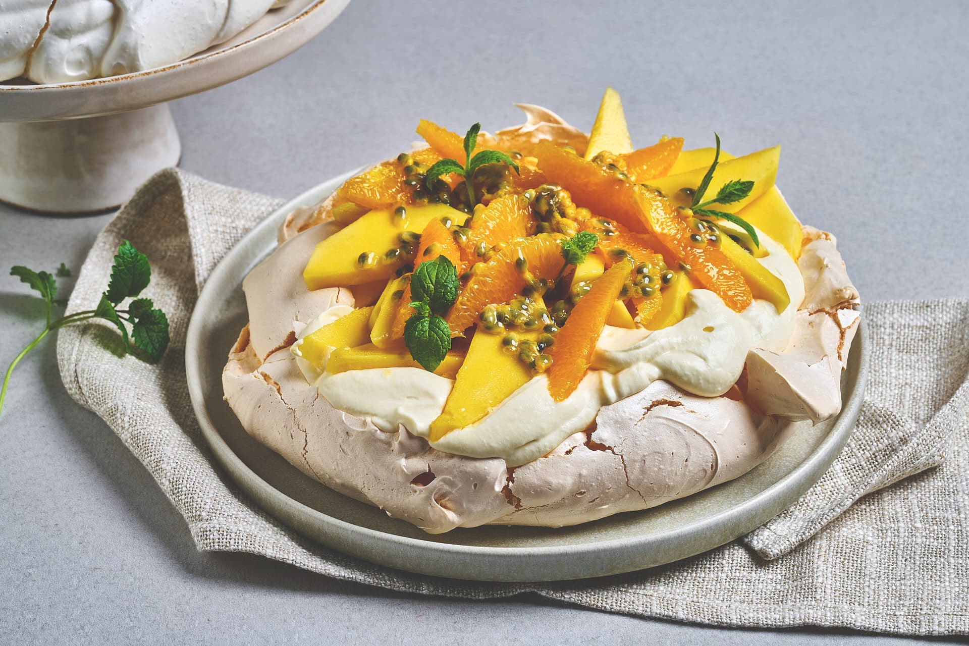 Pavlova med tropiske frukter