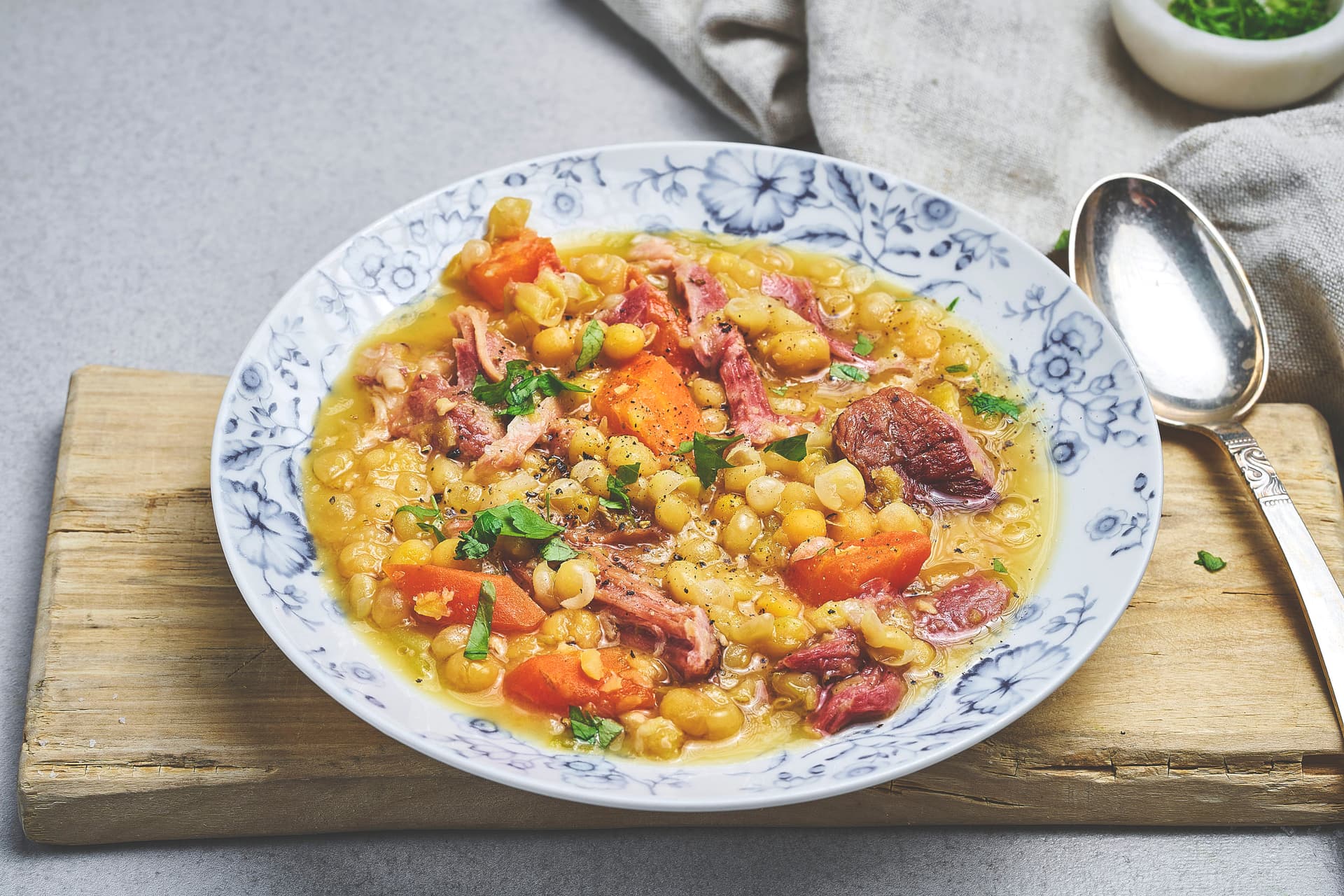 Ertesuppe med svineknoke