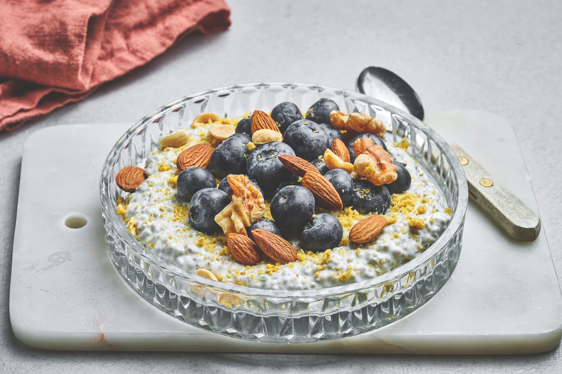 Chiapudding med blåbær og nøtter