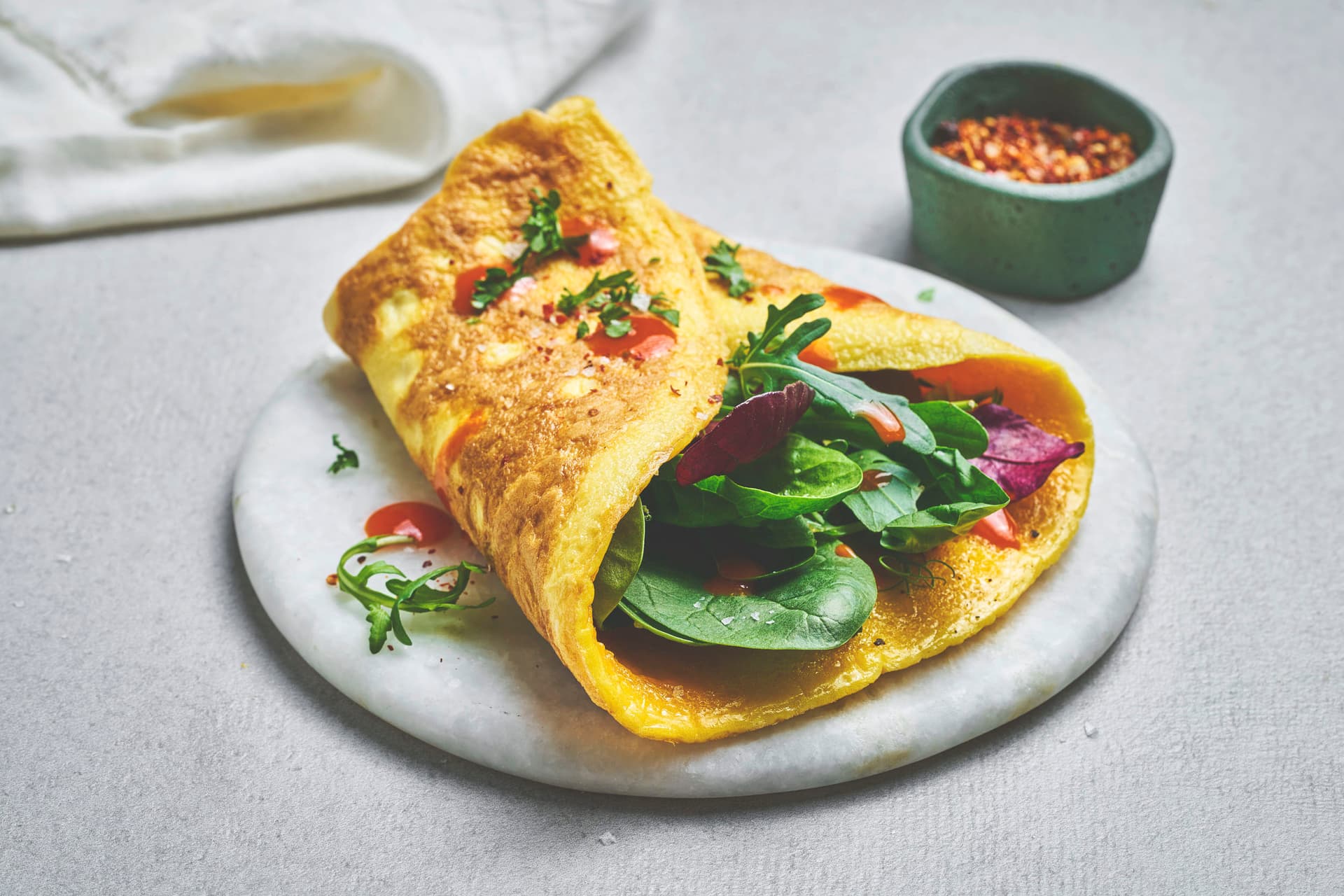 Spicy fylt omelett med salat