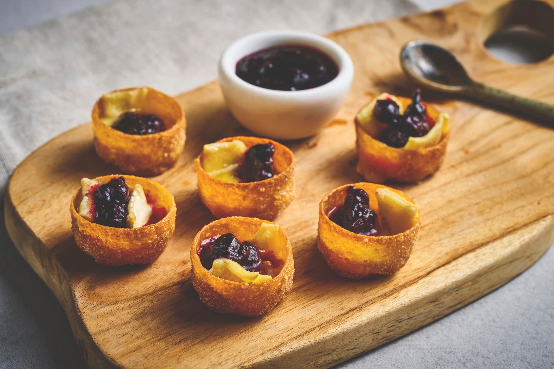 Gratinated Tartlet Shells with Brie and Blackcurrant