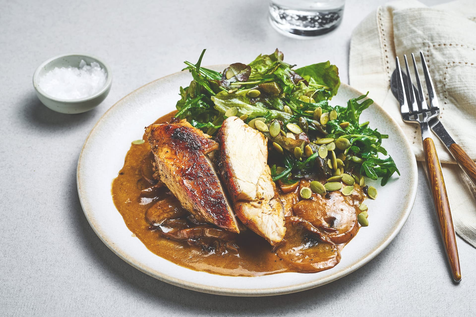 Kyllingfilet i fløtesaus med smørstekt sopp