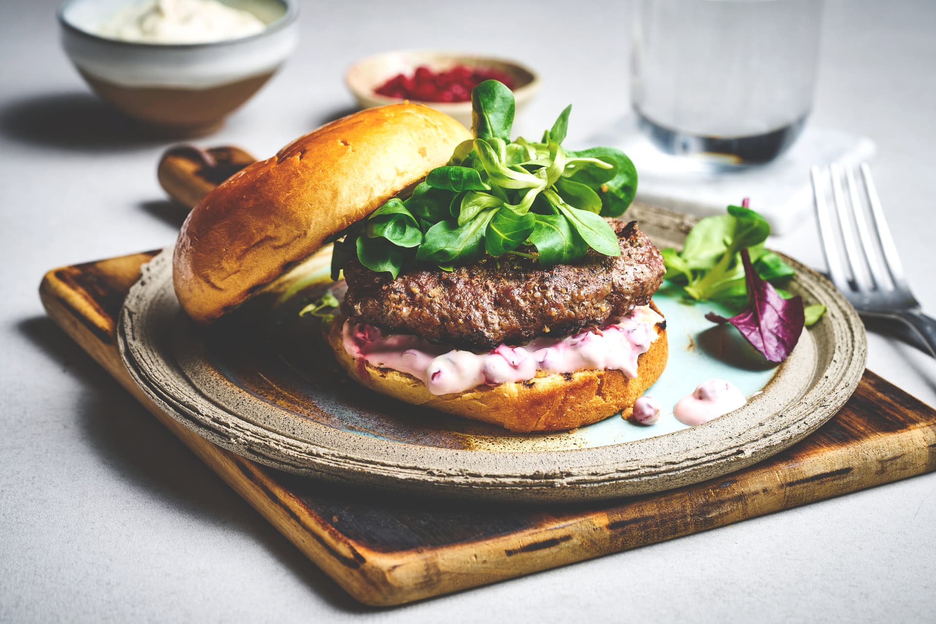 Elgburger med tyttebærrømme