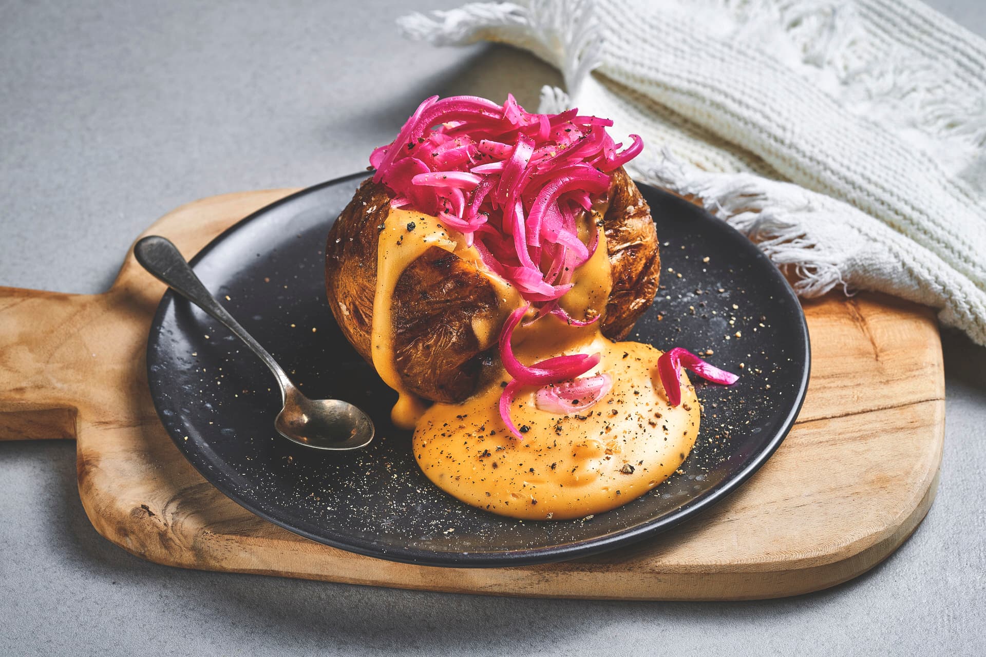 Bakt potet med cheddarsaus
