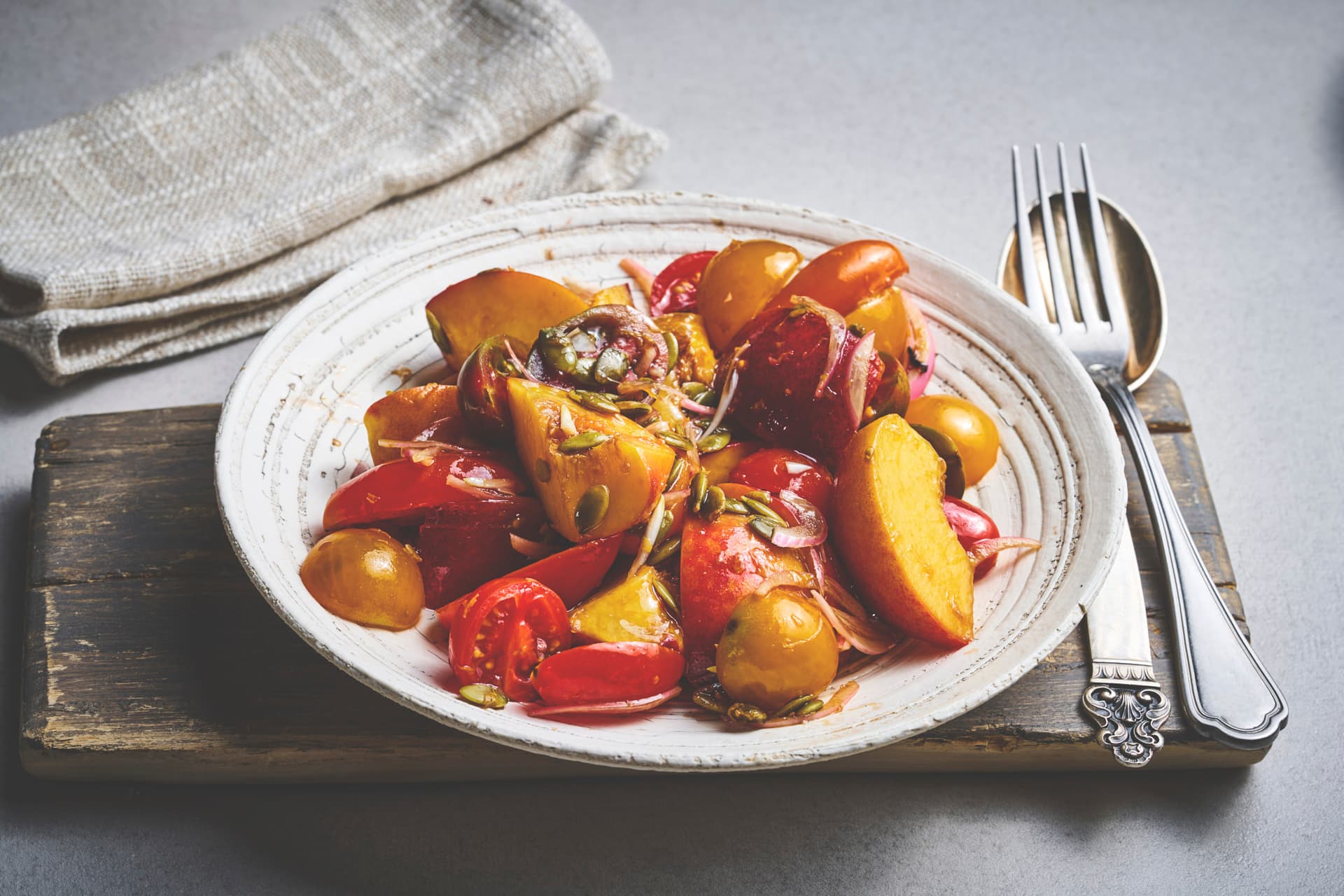 Fersken og tomatsalat