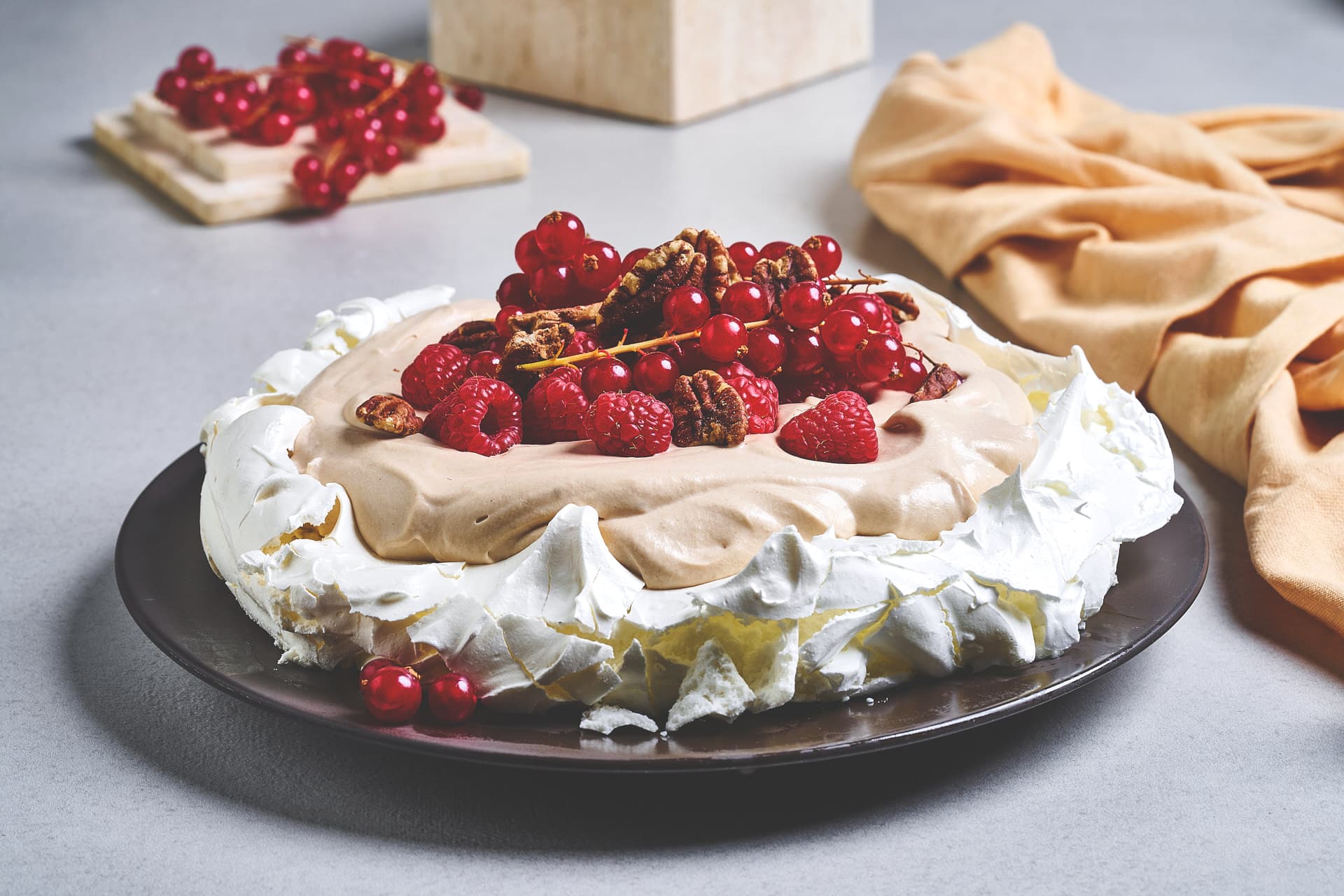 Pavlova med sjokoladekrem og bringebær
