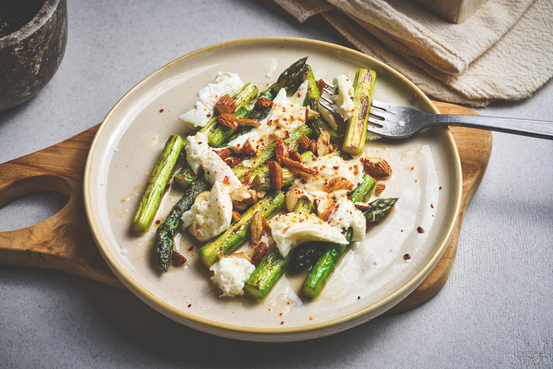 Grillede asparges med mozzarella og mandler