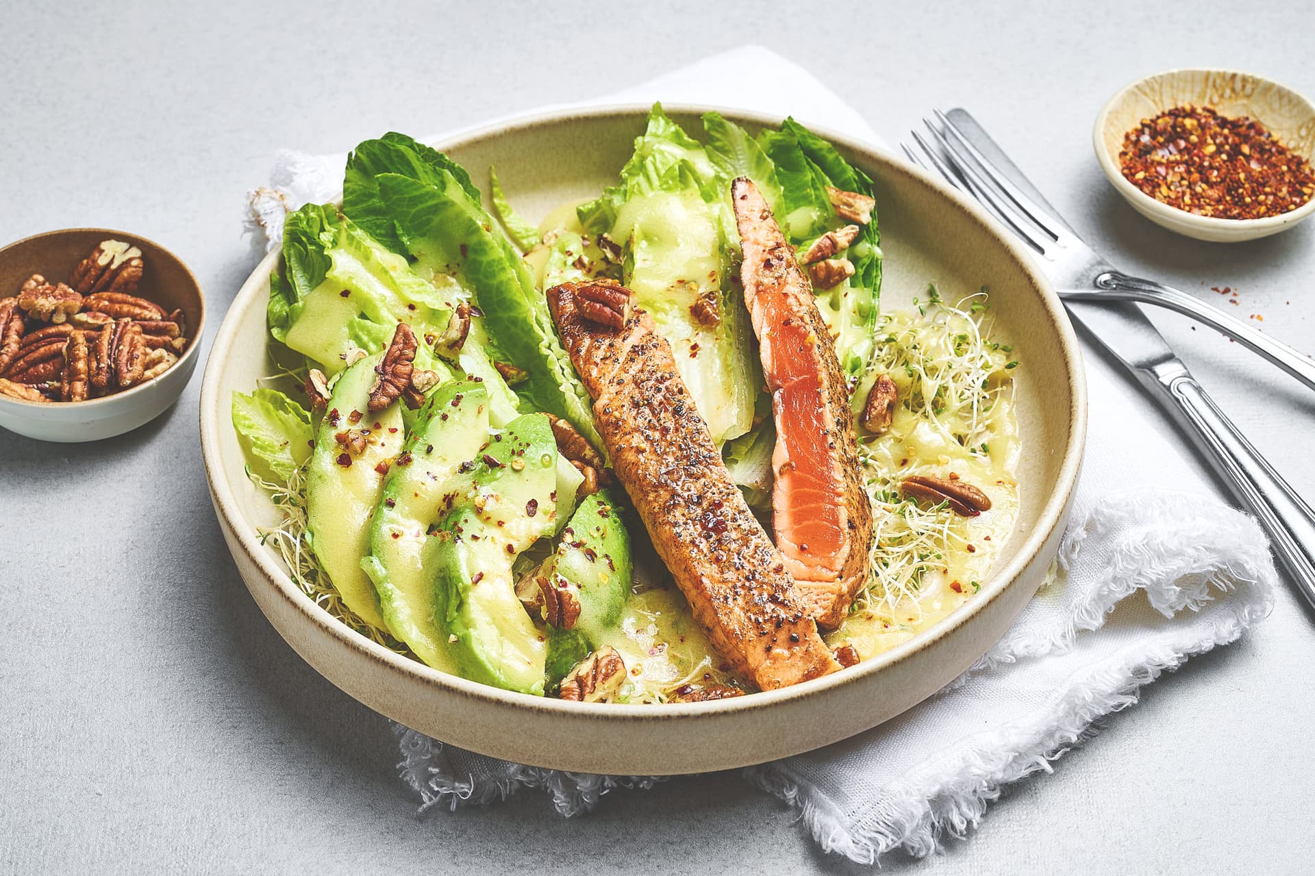 Salat med stekt laks og avokado