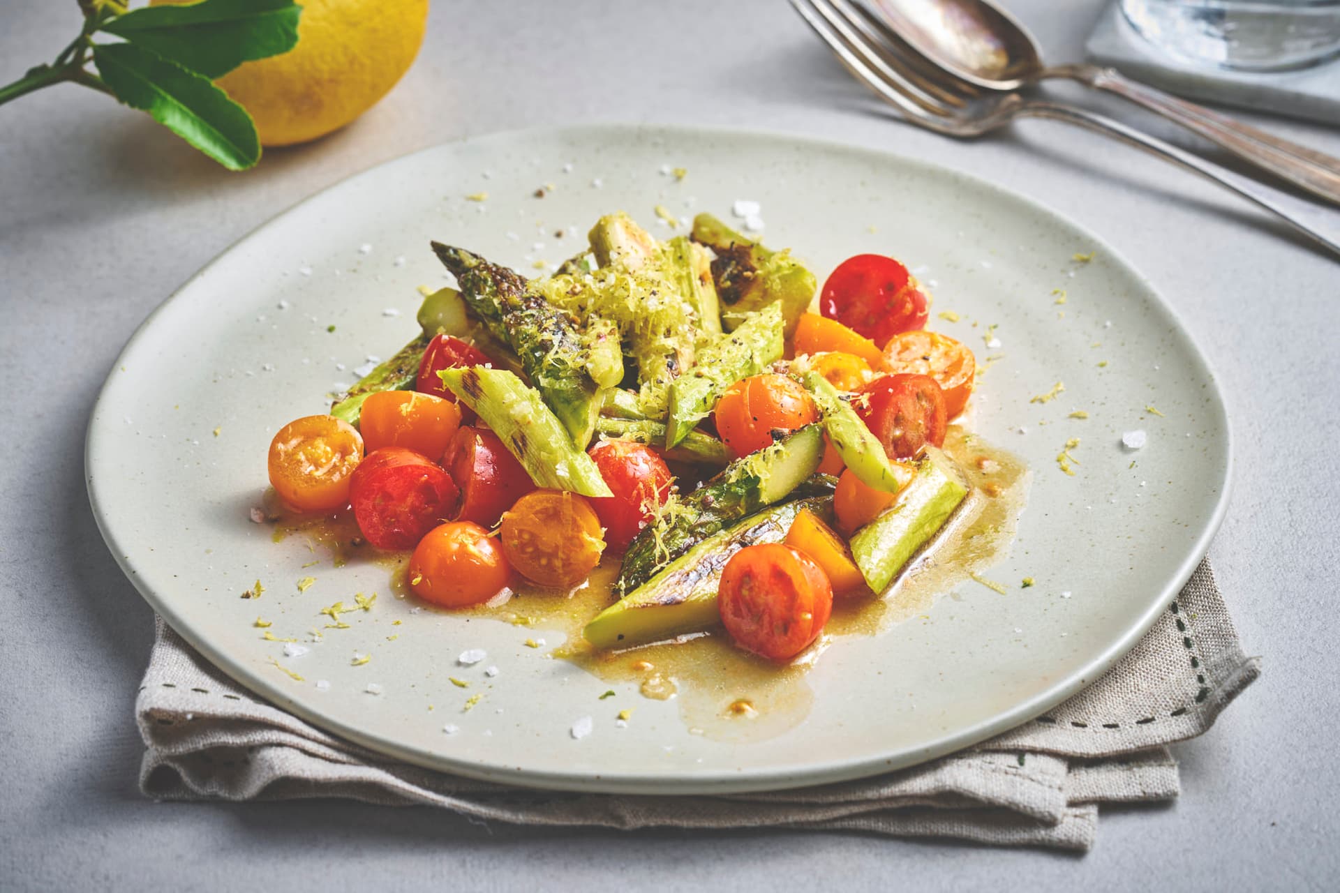 Grillet asparges med tomat og honningvinaigrette