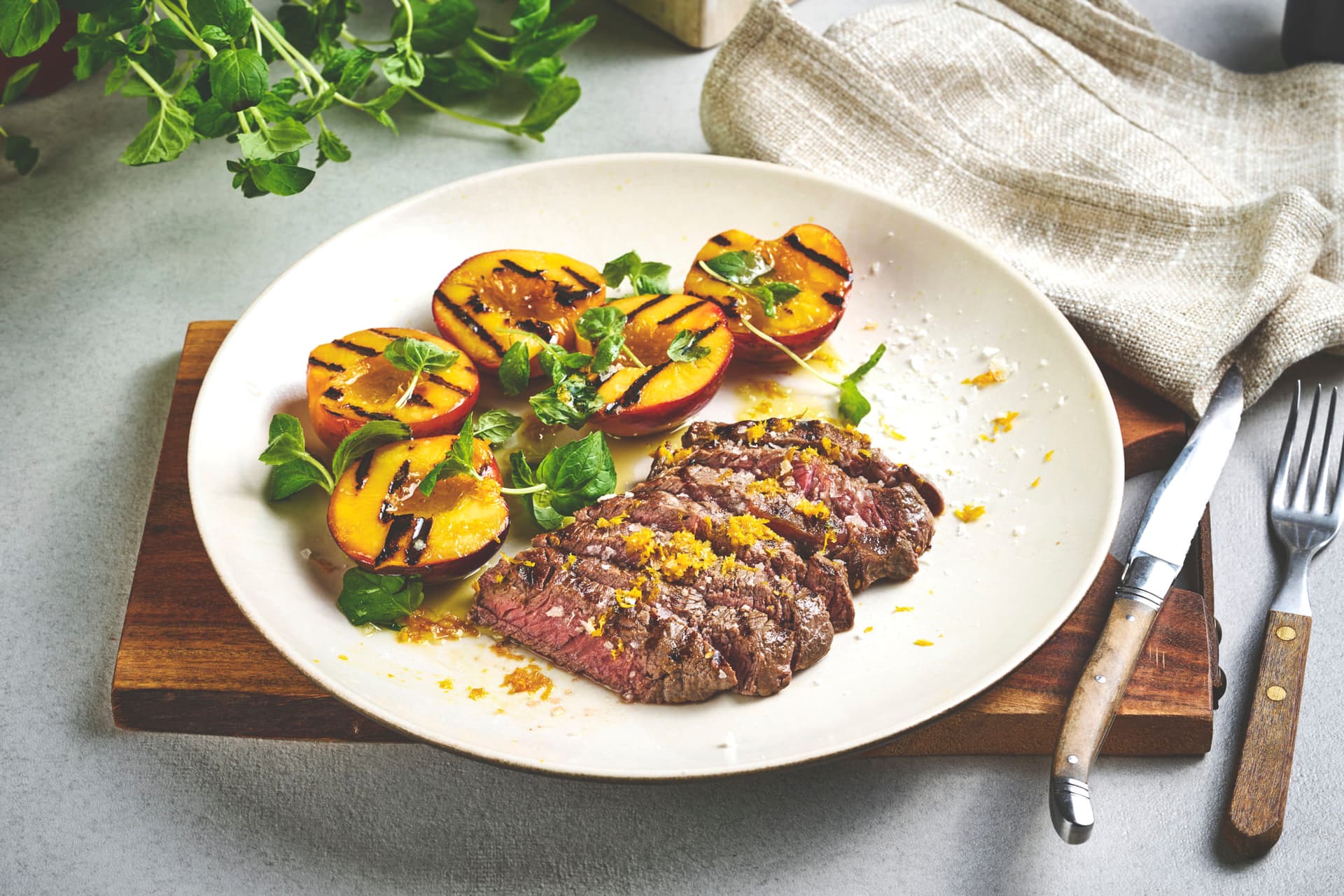 Grilled Entrecôte with Nectarines