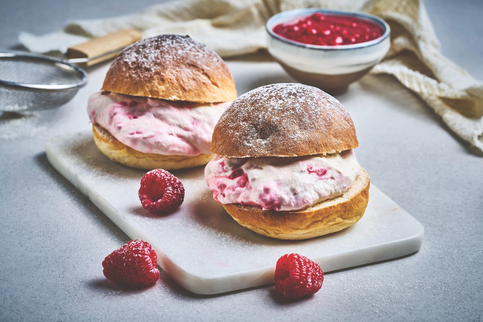 Vanilla Buns with Raspberry Cream