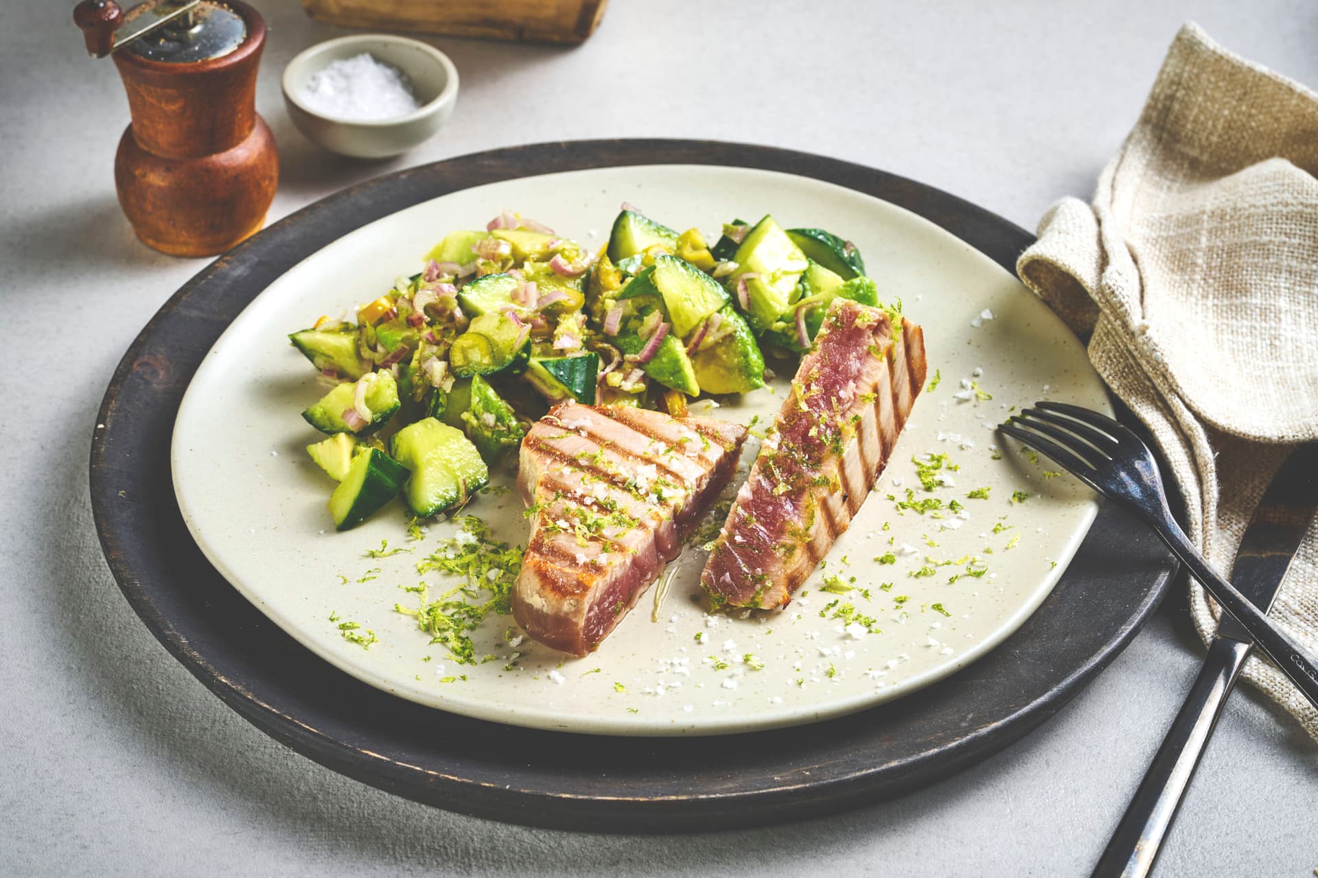 Grillet tunfisk med avokadosalat