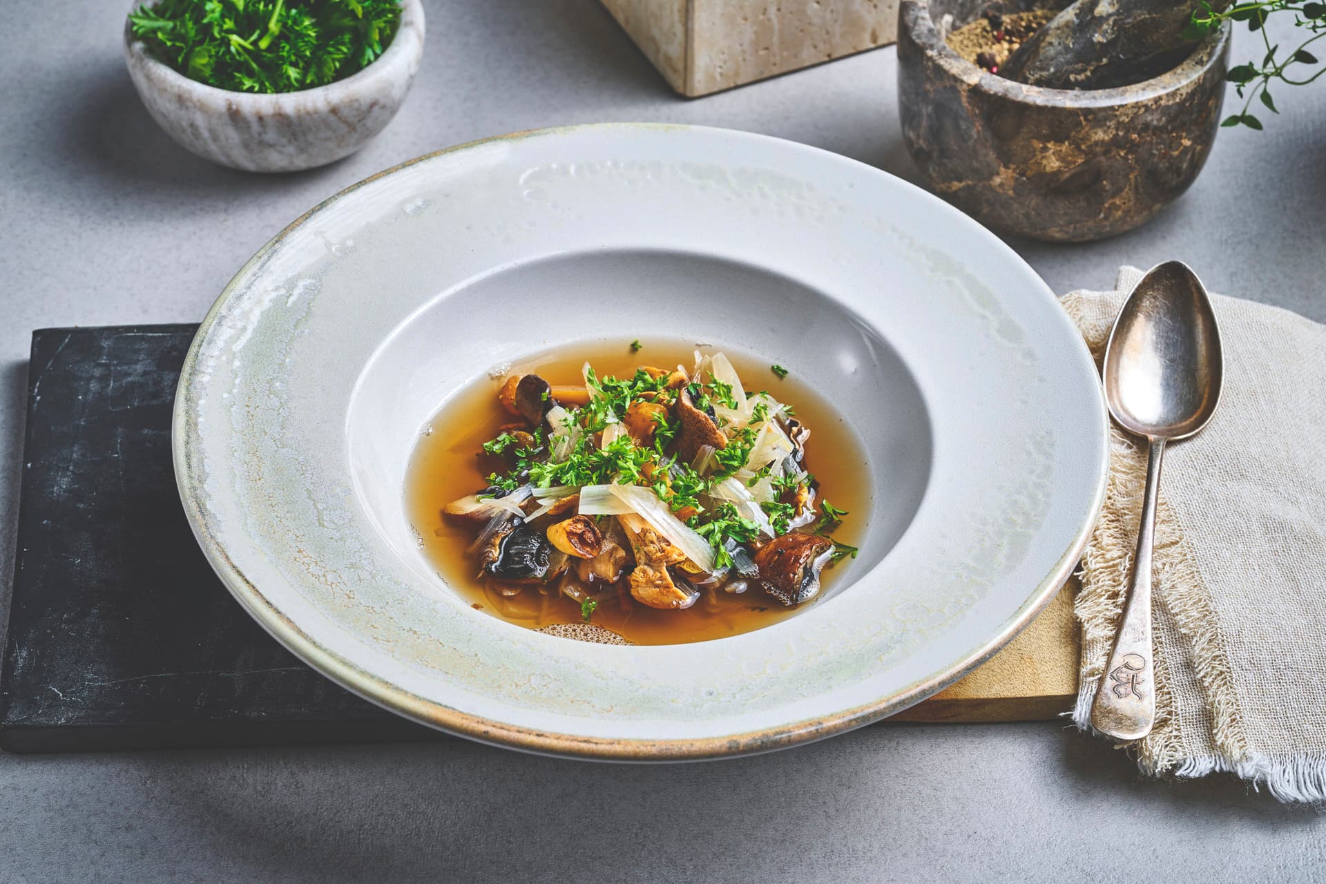 Klar soppsuppe med skogsopp