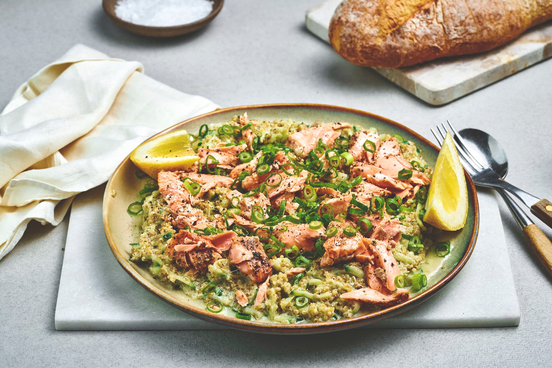 Laksesalat med quinoa og agurk-yoghurt