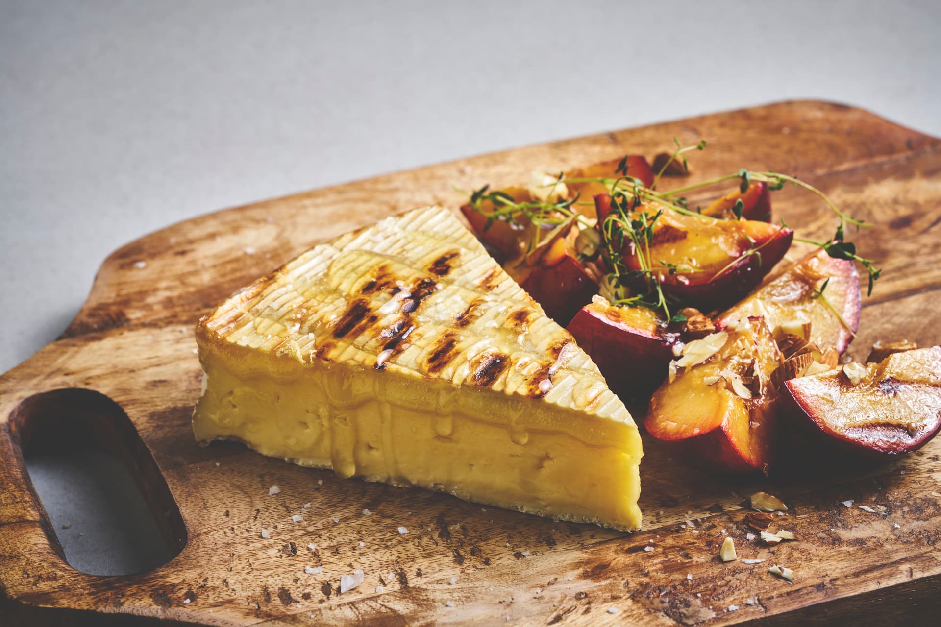 Grillet brie med plommer og honning