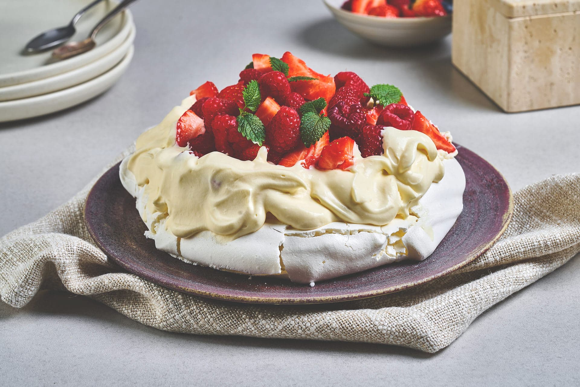 Pavlova med krem og bær