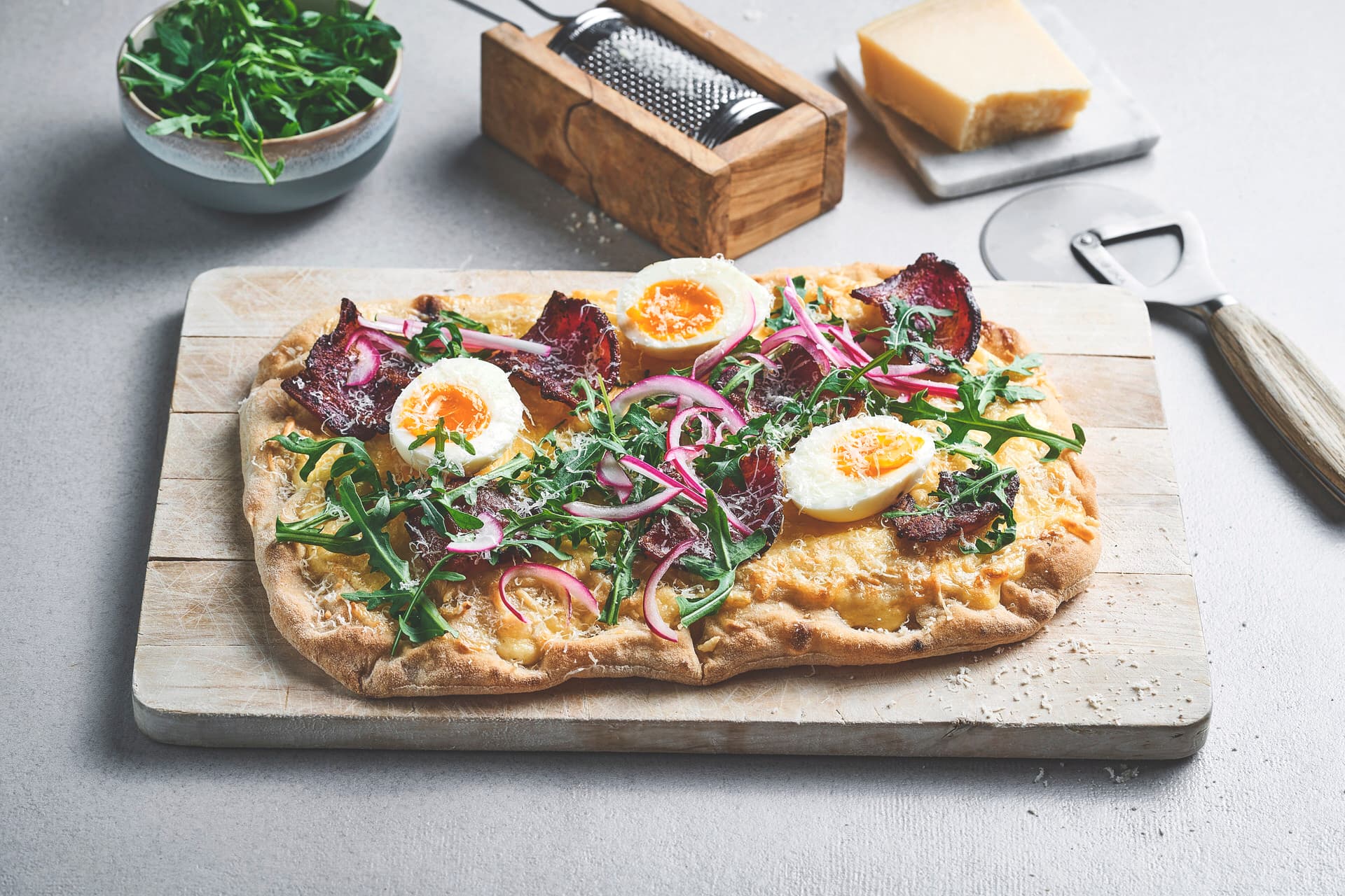 Pinsa with Eggs and Bacon